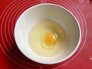 粗粮炉果,玉米油加入一个鸡蛋。