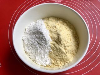 粗粮炉果,加入过筛的中粉和玉米面粉。