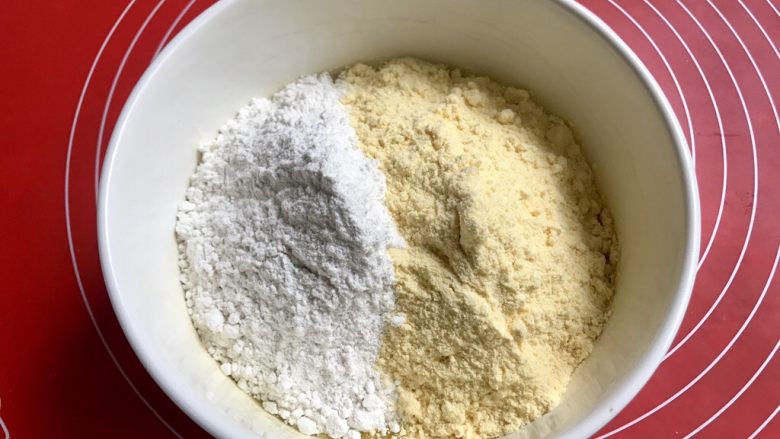 粗粮炉果,加入过筛的中粉和玉米面粉。