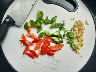 铁板日本豆腐,青红椒切菱形小块，再切一些葱花，蒜末