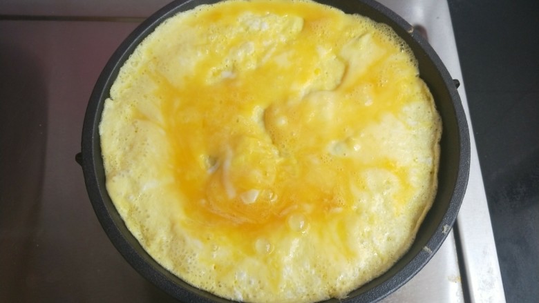 铁板日本豆腐,鸡蛋倒进去煎，当周围凝固。只剩中心少量蛋液未凝固时把豆腐倒上去。余温足以让鸡蛋熟透。