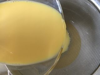 芒果蛋挞,蛋黄加入白糖，牛奶拌匀，过筛