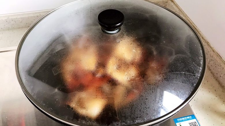 香辣蟹,盖上锅盖，转小火，焖煮2.3分钟