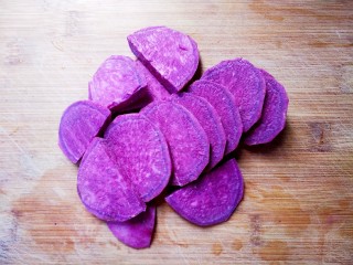 紫薯肉松三明治,将紫薯切片。
