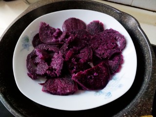 紫薯肉松三明治,大概蒸8分钟左右。