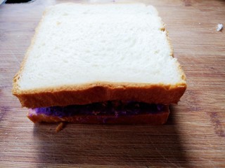 紫薯肉松三明治,将两片吐司合在一起。