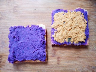 紫薯肉松三明治,将另一片吐司也铺上紫薯泥，再在任意一片吐司上铺上肉松。