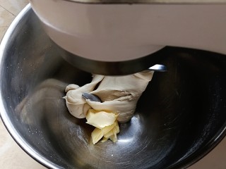 葱香肉松排包,丢入切小块软化的黄油