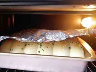葱香肉松排包,烤箱180度预热10分钟后，放入烤盘，180度上下火中层烤15分钟（具体时间温度根据自家烤箱脾性来定） 表面上色满意记得加盖锡纸噢