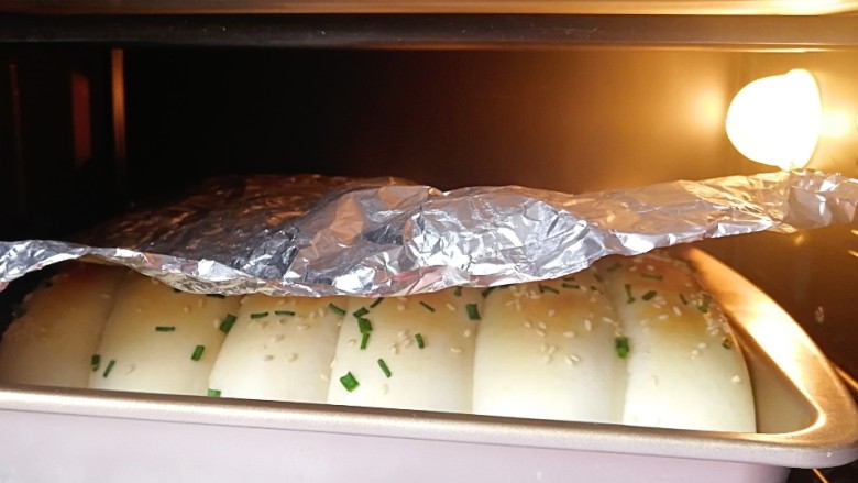 葱香肉松排包,烤箱180度预热10分钟后，放入烤盘，180度上下火中层烤15分钟（具体时间温度根据自家烤箱脾性来定） 表面上色满意记得加盖锡纸噢