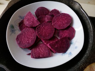 紫薯肉松三明治,锅里倒入水，将紫薯放入锅里蒸熟。