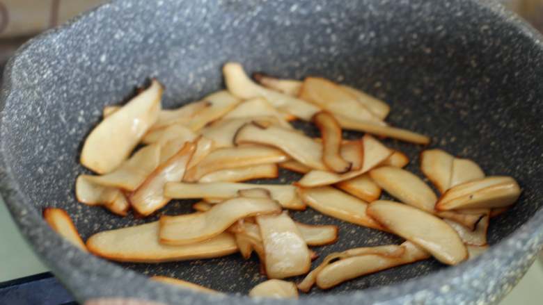 菌菇汤面,干煸至杏鲍菇的四面金黄，盛出备用。