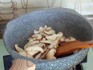 菌菇汤面,锅里再到一点油，倒入香菇。