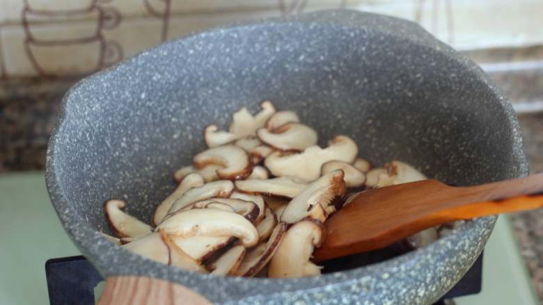 菌菇汤面,锅里再到一点油，倒入香菇。