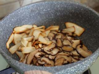 菌菇汤面,香菇干煸至变色，倒入杏鲍菇一起翻炒。