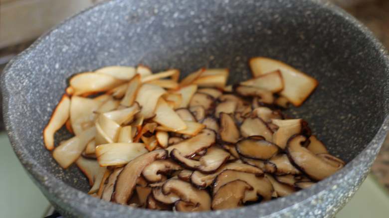 菌菇汤面,香菇干煸至变色，倒入杏鲍菇一起翻炒。