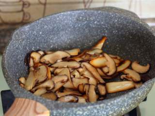 菌菇汤面,一点食盐和生抽，翻炒均匀。