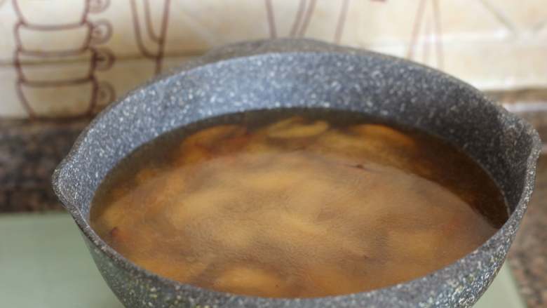 菌菇汤面,倒入清水。
