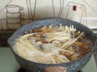 菌菇汤面,烧开之后，放入面条。