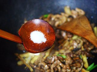 香干肉丝炒韭菜,这个时候根据个人口味，加入适量的盐。