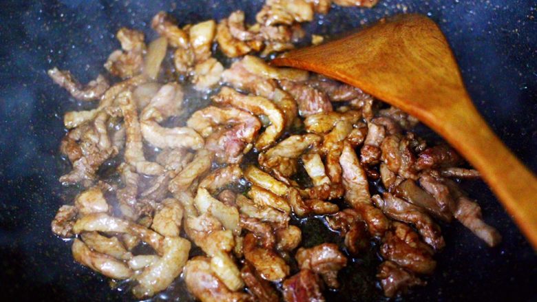 香干肉丝炒韭菜,大火继续翻炒至猪肉变色断生的时候。