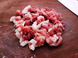 香干肉丝炒韭菜,把猪肉洗净后用刀切成细条。