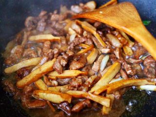 香干肉丝炒韭菜,大火继续翻炒至所有的食材调料混合均匀。