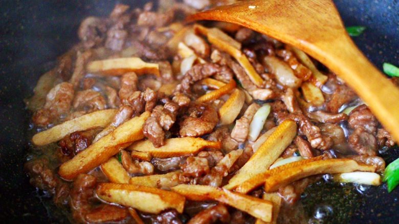香干肉丝炒韭菜,大火继续翻炒至所有的食材调料混合均匀。