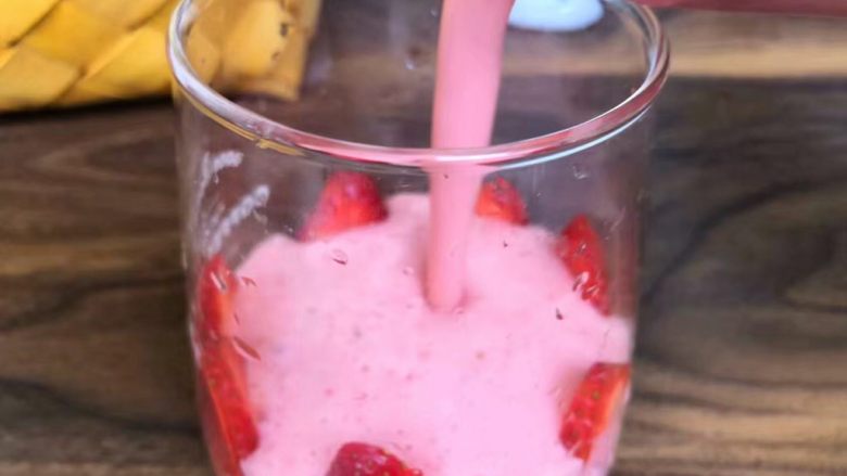 草莓酸奶,把打好的草莓酸奶倒入放有草莓的杯子里即可。
