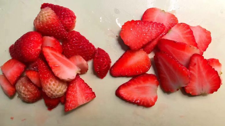 草莓酸奶,浸泡好以后清洗干净，把草莓切成薄片，把中间的和旁边的挑选出来分开放。