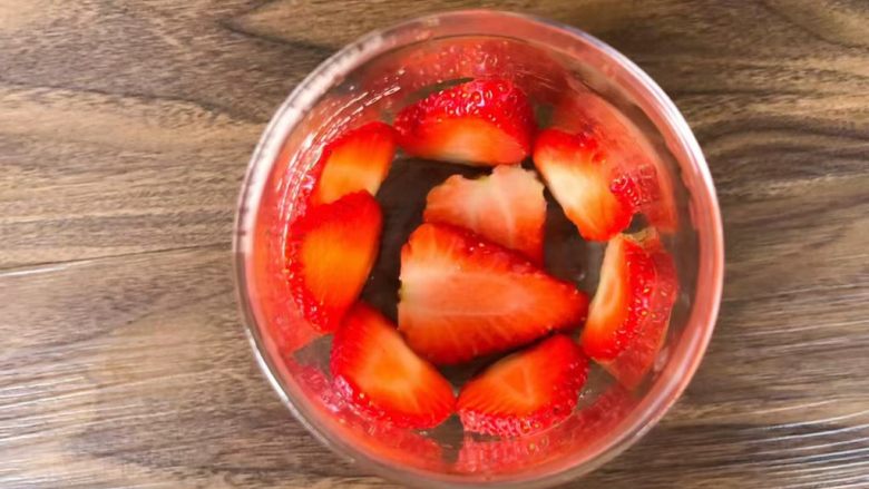 草莓酸奶,取一个杯子，在杯壁内部，摆入一圈草莓，用草莓中间部分更好看哦。