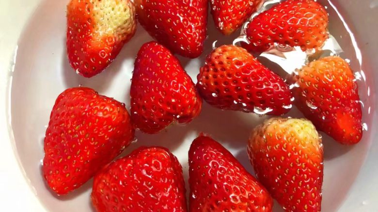 草莓酸奶,首先把<a style='color:red;display:inline-block;' href='/shicai/ 592'>草莓</a>清洗干净，放入碗里，加入一勺盐和适量水，浸泡20分钟。
