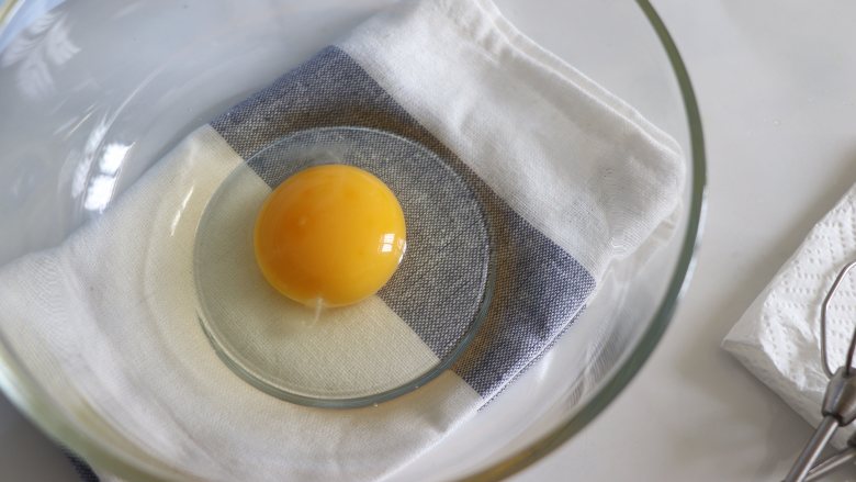 四寸水果奶油夹心蛋糕（海绵蛋糕）,室温鸡蛋一个，全蛋放到无油无水的容器中。