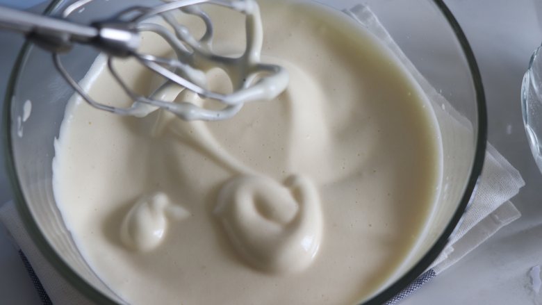 四寸水果奶油夹心蛋糕（海绵蛋糕）,打发到提起打蛋器，画出图形，不容易消失，再低速整理蛋糊，状态是蓬松而且细腻的。