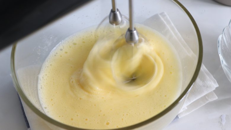 四寸水果奶油夹心蛋糕（海绵蛋糕）,蛋液会发白并且变得浓稠状。