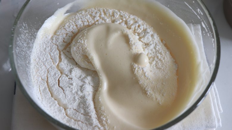 四寸水果奶油夹心蛋糕（海绵蛋糕）,用翻拌的手法，混匀面粉和蛋糊。