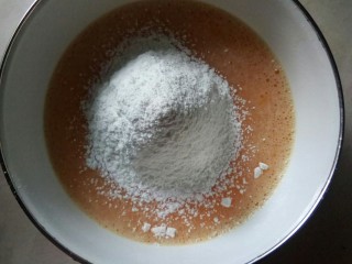 蒲公英烘蛋,筛入低筋面粉。