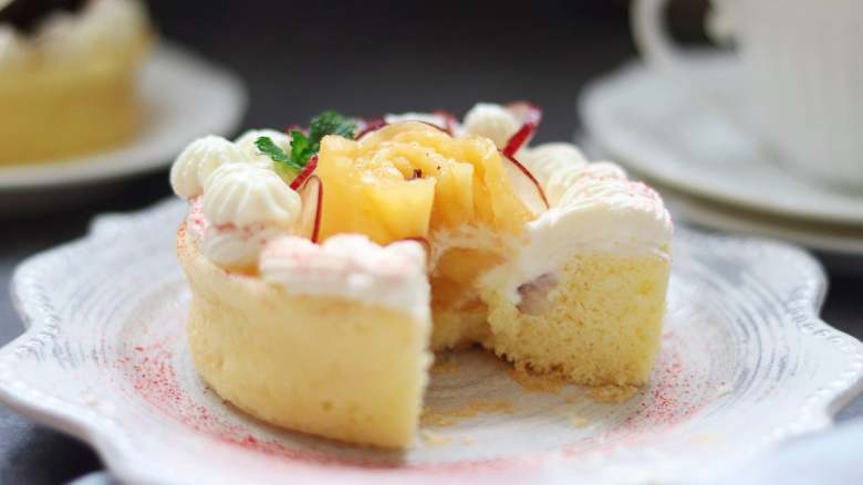 四寸水果奶油夹心蛋糕（海绵蛋糕）,很小的一个小蛋糕，切开享受美味吧。