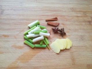 土豆烧鸡腿,大葱洗干净切成段，准备好生姜片、八角和桂皮。