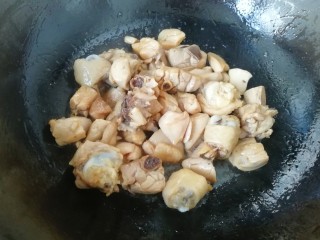 土豆烧鸡腿,炒锅内倒入适量的菜籽油烧热，先下入糖小火炒出糖色，然后下入鸡腿肉翻炒均匀。