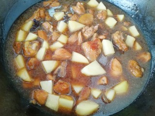 土豆烧鸡腿,加入一小碗开水，放原味鲜调味，烧开以后将土豆炖熟即可出锅，大概5-6分钟就可以啦！
