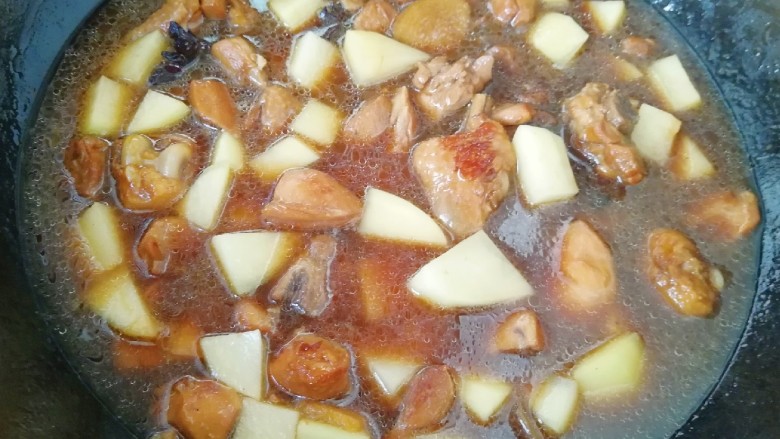 土豆烧鸡腿,加入一小碗开水，放原味鲜调味，烧开以后将土豆炖熟即可出锅，大概5-6分钟就可以啦！