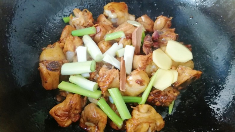 土豆烧鸡腿,下入葱、姜、八角和桂皮炒香。