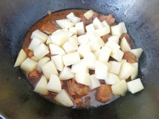 土豆烧鸡腿,鸡腿肉炖半个小时之后下入土豆块翻炒均匀。