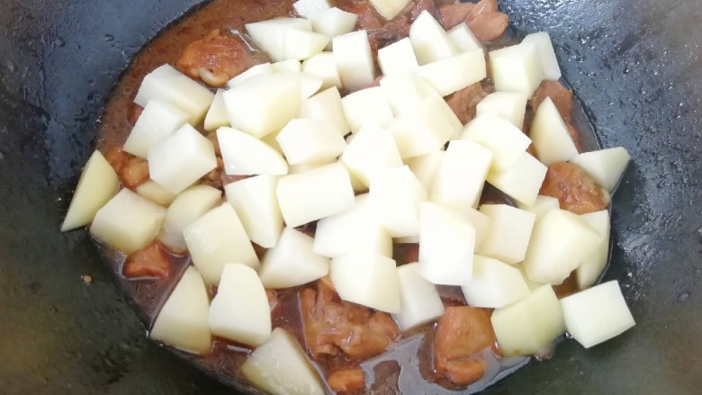 土豆烧鸡腿,鸡腿肉炖半个小时之后下入土豆块翻炒均匀。