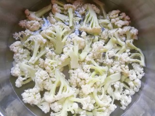 豆豉酱炒有机菜花,有机菜花切成小朵，用淡盐水泡15分钟左右，清洗干净。