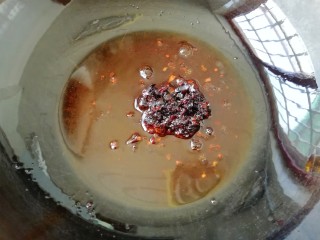 豆豉酱炒有机菜花,炒锅内倒入适量的菜籽油烧热，下入豆豉酱炒香。