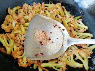 豆豉酱炒有机菜花,放原味鲜翻炒均匀出锅。