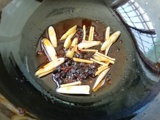 豆豉酱炒有机菜花,下入葱姜炒香。