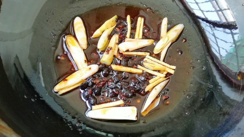 豆豉酱炒有机菜花,下入葱姜炒香。